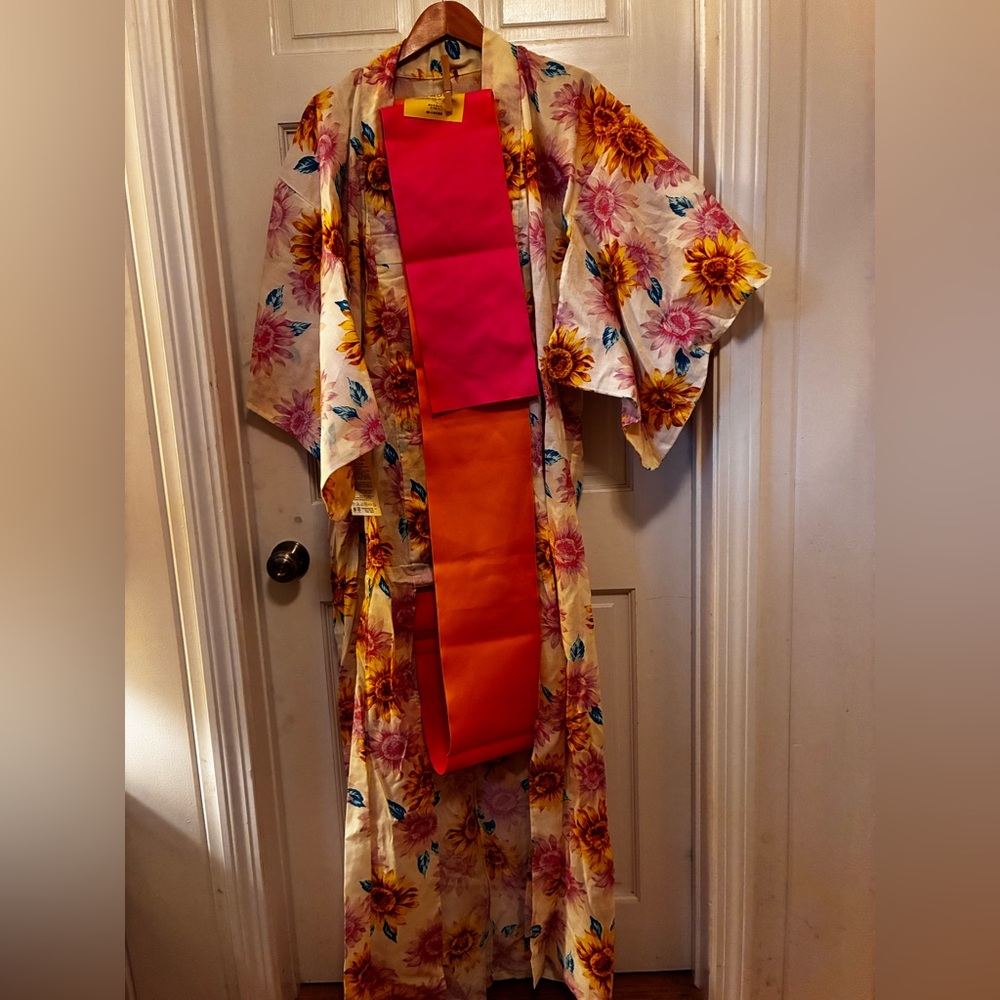 🆕 Traditional Japanese Floral Kimono new with tags, never worn